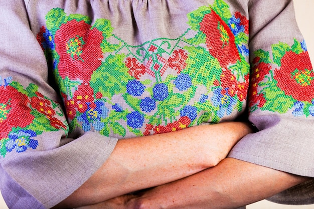 dłonie haftujące wzór ludowy